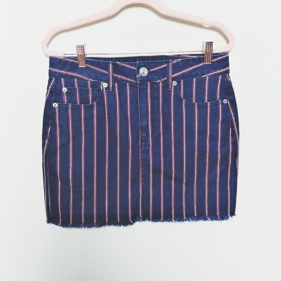 American Eagle Dark Wash Denim Hi Rise Mini Skirt with Raw Hem Size 6 - Picture 1 of 13